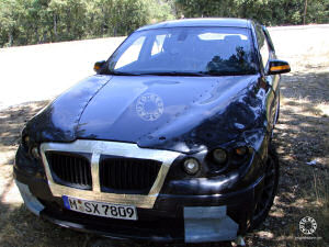 
Vue de la face avant de la BMW V5. Les camouflages nous empchent de distinguer des caractristiques spciales de cette face avant. Les rptiteurs de clignotants sur les rtroviseurs extrieurs sont de taille imposante.

 