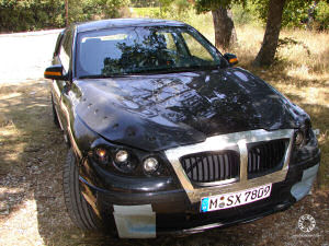 
Vue de 3/4 avant de la BMW V5, future Progressive Activity Sedan de BMW.

 