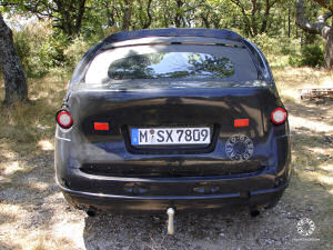
La partie arrire de la BMW V5 est entirement camoufle. Seule la prsence d'un hayon est visible.

 
