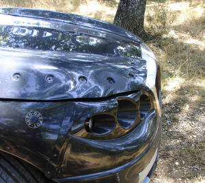 
Vue de la partie avant camoufle de la BMW V5.

 